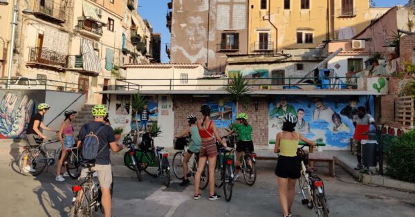 In bici a Palermo a caccia di street art