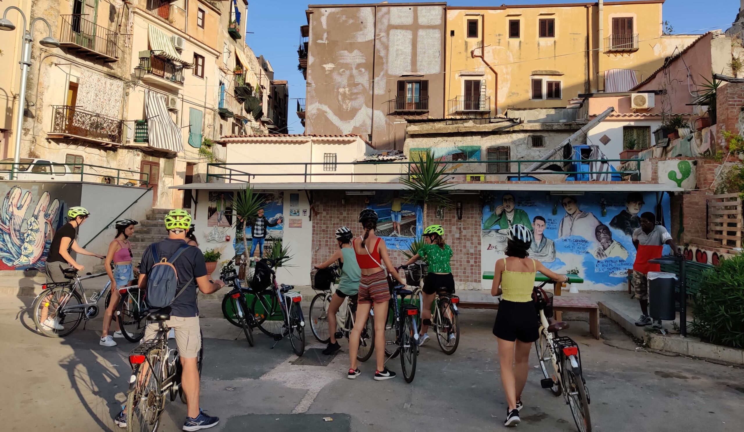 In bici a Palermo a caccia di street art