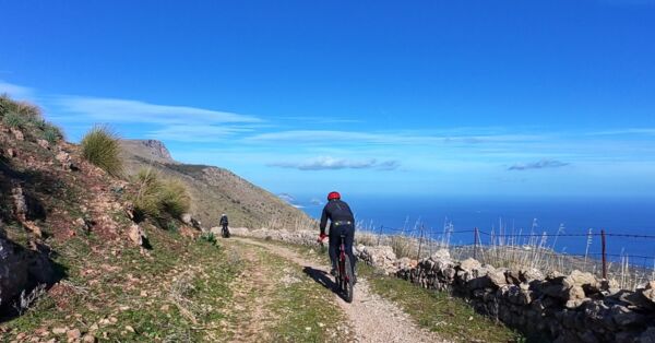 Tra le onde e le vette
